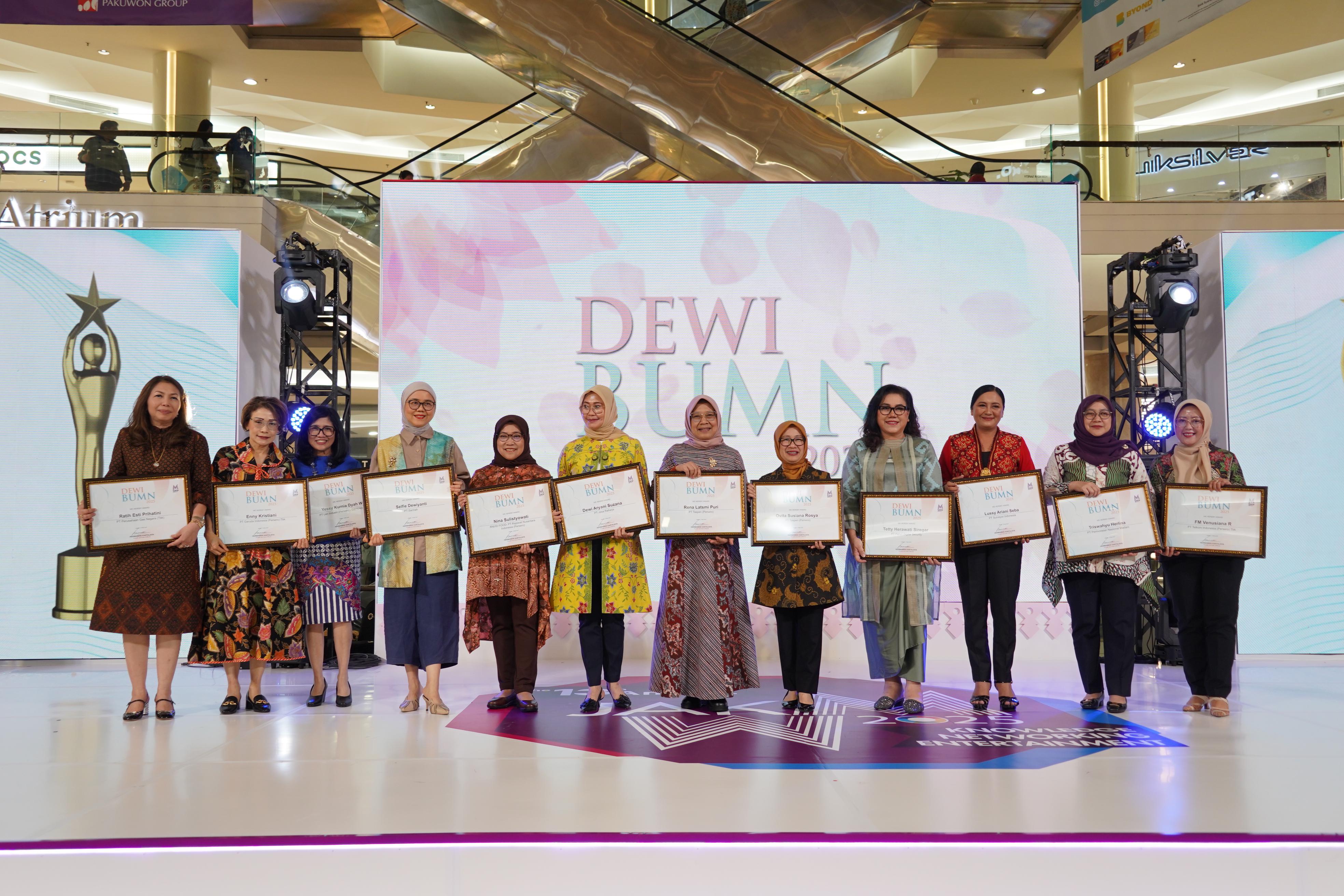 Direksi Srikandi TASPEN Raih Penghargaan Dewi BUMN Berkat Dukungan dalam Tranformasi BUMN 