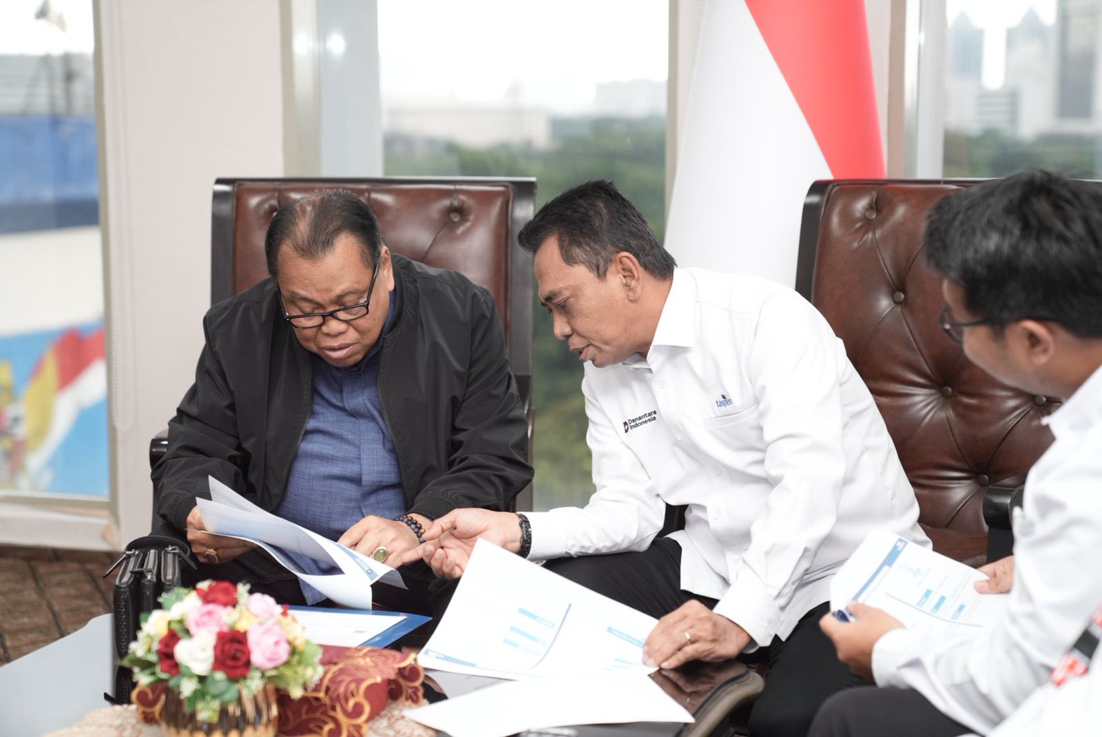 Tegaskan Komitmen Transparan dan Akuntabel, TASPEN Serahkan Hak Purnatugas Mantan Hakim Mahkamah Konstitusi 